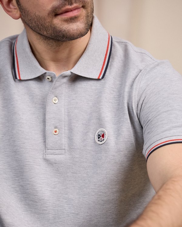 Polo logo badge gris