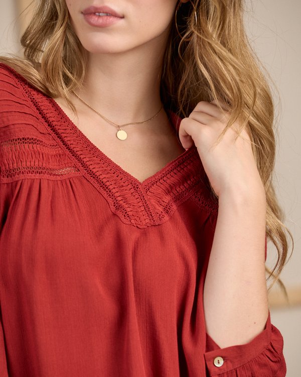 Blouse à détails rouge