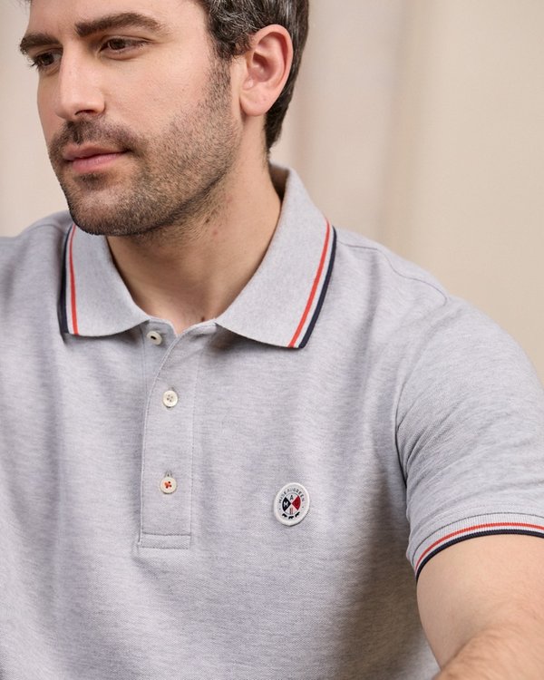 Polo logo badge gris