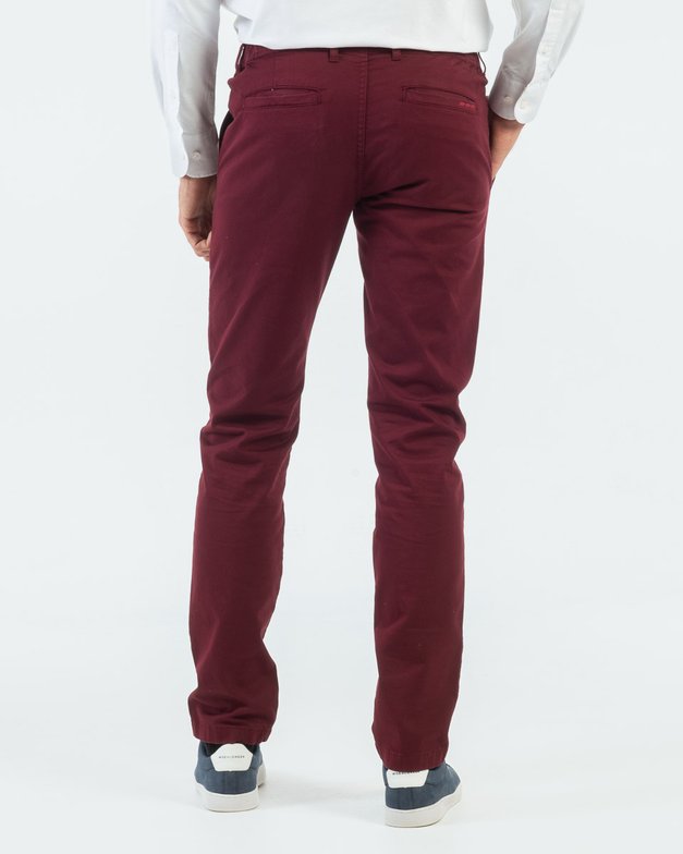 Comment porter le pantalon chino pour homme avec style cet été